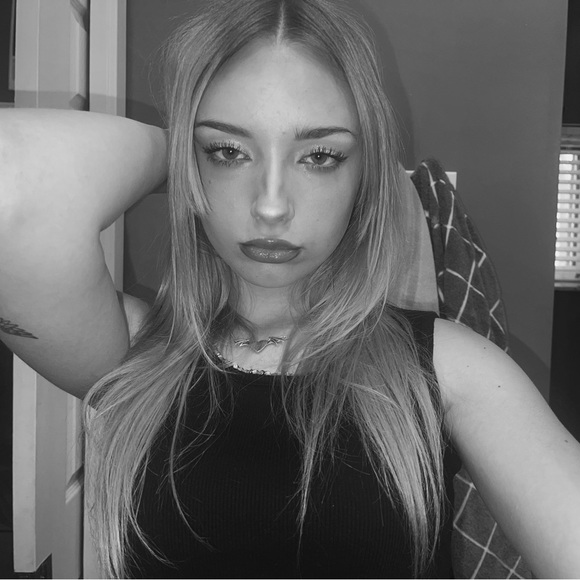 Meet your Posher, Madison - Picture 2 of 4